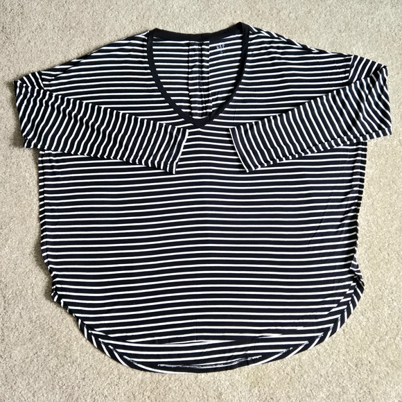 GAP Luxe Hi-Lo Pleated Back V-neck Boxy Tee, Dorman Sleeves, Black/White Stripe - Picture 4 of 8